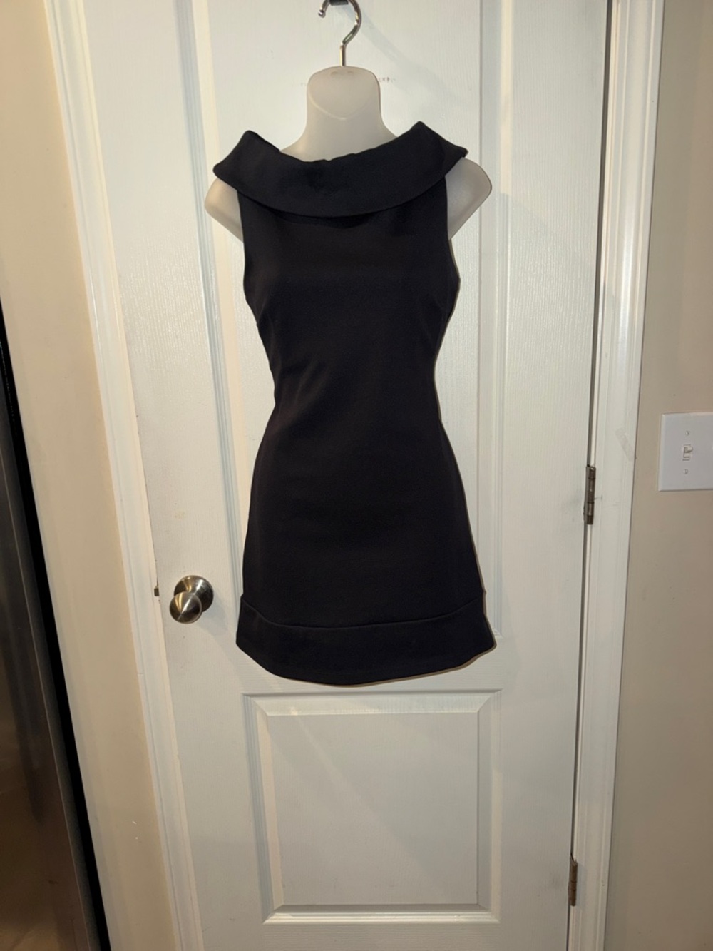 🖤Black Sleeveless Structured Collar Dress

🖤VINTAGE ARDEN B
🖤SIZE SMALL 

🖤NWT🖤